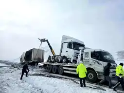 Buzlanma Nedeniyle Cam Yüklü Tır Devrildi, Sürücü Yaralandı