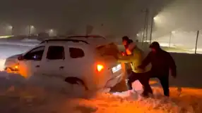 Iğdır'da Kar Yağışı Yolu Kapattı, Sürücüler Mahsur Kaldı