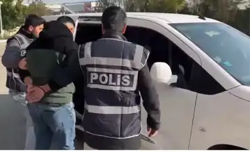 İstiklal Marşı'nda Ayağa Kalkmayan İki Kişi Gözaltında