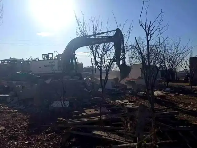 Iğdır'da Metruk Binalar Yıkıldı