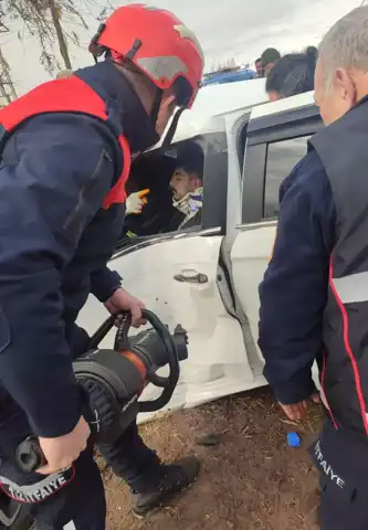 TIR'ın Çarptığı Arabada Sürücü Sıkıştı!