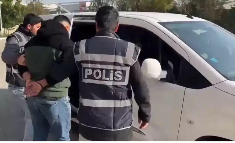 İstiklal Marşı'nda Ayağa Kalkmayan İki Kişi Gözaltında